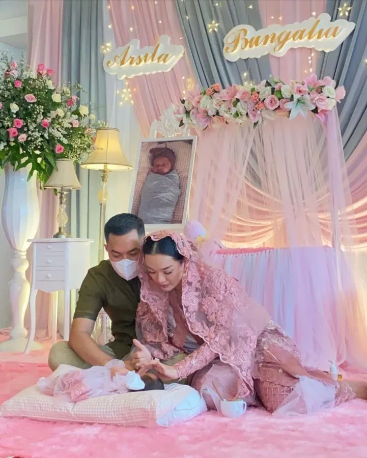 Zaskia Gotik Gelar Aqiqah Untuk sang Anak. Acaranya Bernuansa Pinknya nan Cantik 3