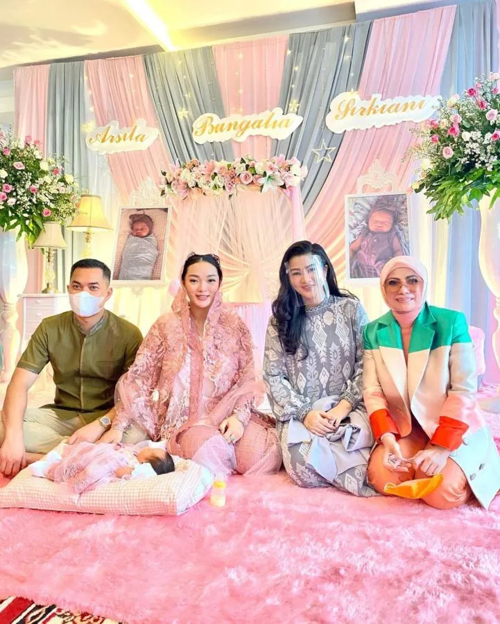 Zaskia Gotik Gelar Aqiqah Untuk sang Anak. Acaranya Bernuansa Pinknya nan Cantik 4