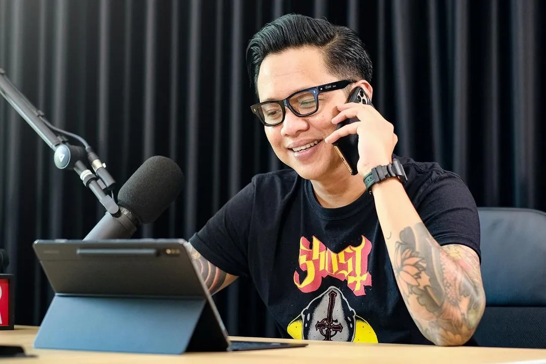 10 Artis Terkenal Indonesia yang Awalnya Berkarier sebagai Penyiar Radio. Siapa nih Favoritmu? 11