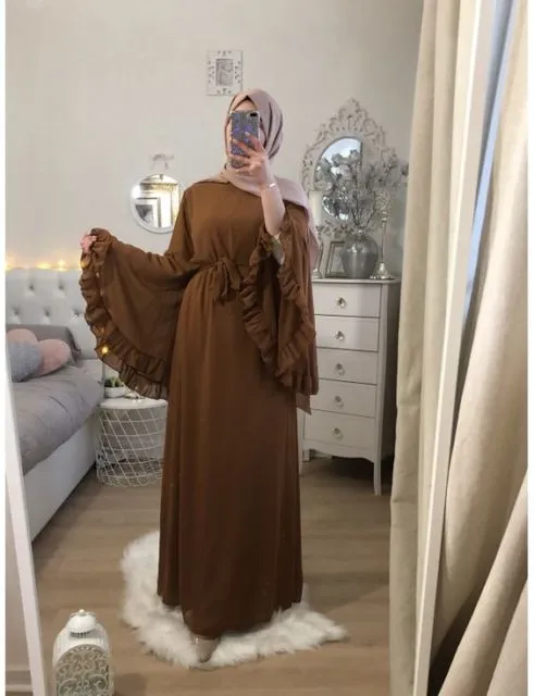 Selain Hitam, Ada 8 Gamis Bernuansa Cokelat yang Nggak Kalah Netral. Wajib Coba! 9