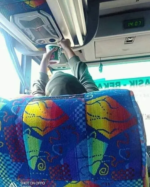 10 Potret Orang Kebanyakan Tingkah Saat Naik Kendaraan Umum. Malaikat Maut Aja Sampai Bingung! 18