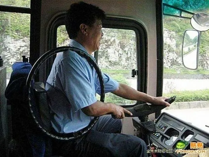 10 Potret Orang Kebanyakan Tingkah Saat Naik Kendaraan Umum. Malaikat Maut Aja Sampai Bingung! 12