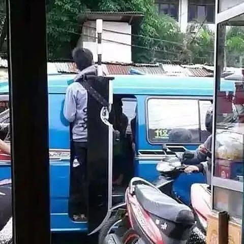 10 Potret Orang Kebanyakan Tingkah Saat Naik Kendaraan Umum. Malaikat Maut Aja Sampai Bingung! 13