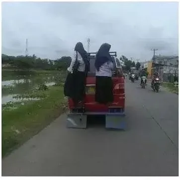 10 Potret Orang Kebanyakan Tingkah Saat Naik Kendaraan Umum. Malaikat Maut Aja Sampai Bingung! 17