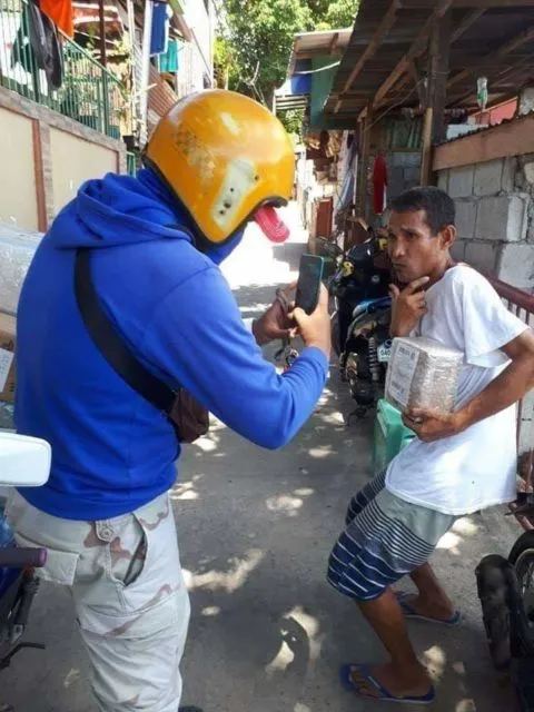 Deretan Momen Nyeleneh Saat Paket Belanjaan dari Olshop Datang. Berasa Nungguin Apa Gitu~ 11