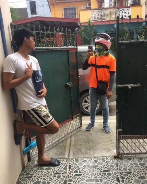 Deretan Momen Nyeleneh Saat Paket Belanjaan dari Olshop Datang. Berasa Nungguin Apa Gitu~ 15