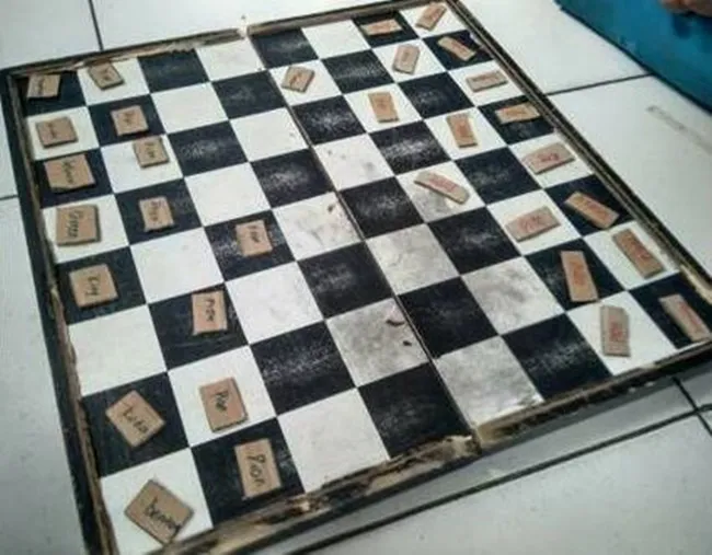 11 Kelakuan Kocak Orang Saat Main Catur. Untung di Serial The Queen's Gambit Nggak Ada yang Begini 13