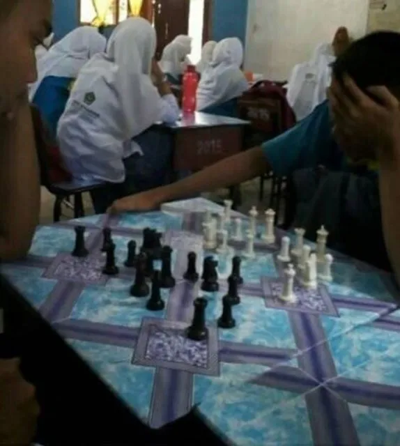 11 Kelakuan Kocak Orang Saat Main Catur. Untung di Serial The Queen's Gambit Nggak Ada yang Begini 15
