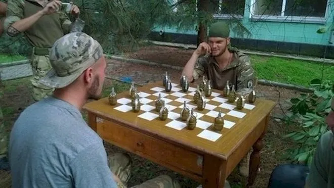 11 Kelakuan Kocak Orang Saat Main Catur. Untung di Serial The Queen's Gambit Nggak Ada yang Begini 18
