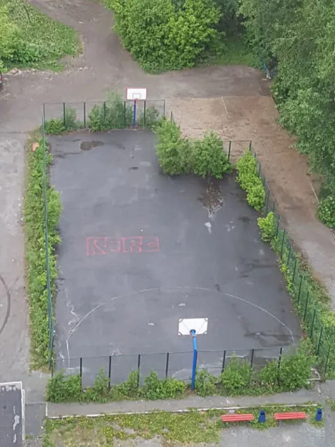11 Desain Lapangan Basket yang Kelewat Absurd. Orang Mau Main ke Sini Pasti Mikir-Mikir Dulu 11