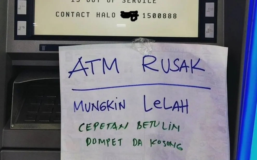 11 Pemberitahuan ATM Rusak yang Bikin Tersenyum Sebal. Yang Nulis Hobi Banget Melucu nih 14