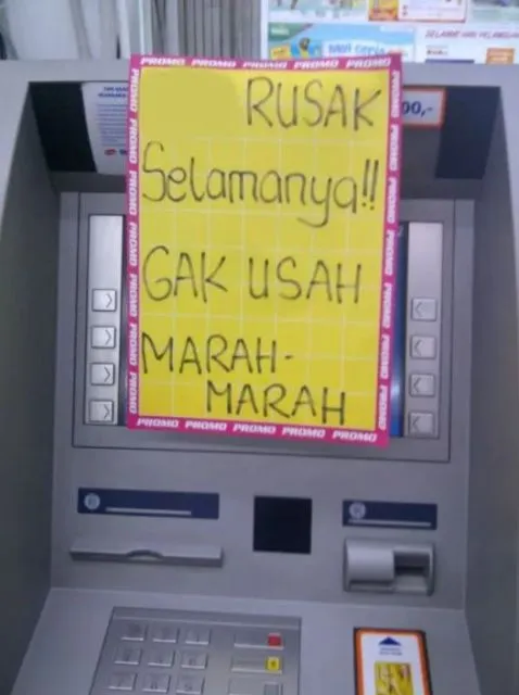 11 Pemberitahuan ATM Rusak yang Bikin Tersenyum Sebal. Yang Nulis Hobi Banget Melucu nih 19