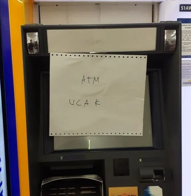 11 Pemberitahuan ATM Rusak yang Bikin Tersenyum Sebal. Yang Nulis Hobi Banget Melucu nih 18