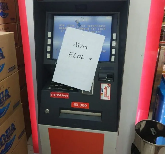 11 Pemberitahuan ATM Rusak yang Bikin Tersenyum Sebal. Yang Nulis Hobi Banget Melucu nih 15