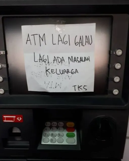 11 Pemberitahuan ATM Rusak yang Bikin Tersenyum Sebal. Yang Nulis Hobi Banget Melucu nih 20