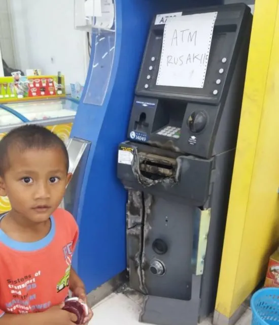 11 Pemberitahuan ATM Rusak yang Bikin Tersenyum Sebal. Yang Nulis Hobi Banget Melucu nih 16