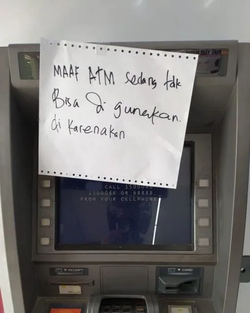 11 Pemberitahuan ATM Rusak yang Bikin Tersenyum Sebal. Yang Nulis Hobi Banget Melucu nih 22