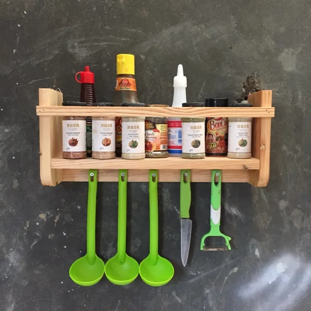 8 Ide Rak Bumbu Dapur yang Dipasang di Dinding. Modelnya Nyentrik dan Nggak Menuh-menuhin 9