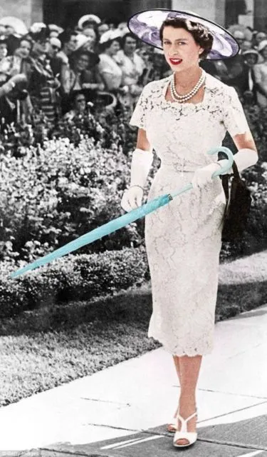 8 Bukti Kalau Ratu Elizabeth II Sudah Modis Sejak Dulu. Masih Cantik, Meski Sudah Bercucu! 15