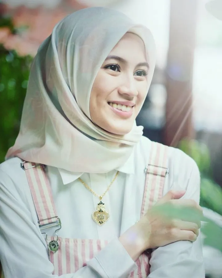 Pintar bin Berprestasi, 9 Seleb ini Kuliah di Luar Negeri Lewat Jalur Beasiswa. Keren Banget! 16