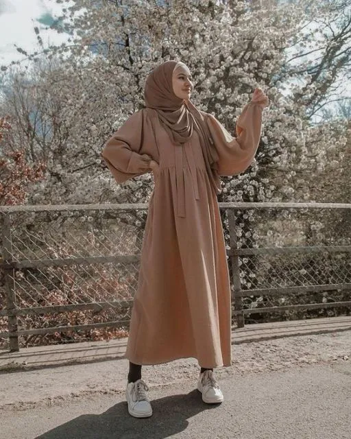 Selain Hitam, Ada 8 Gamis Bernuansa Cokelat yang Nggak Kalah Netral. Wajib Coba! 16