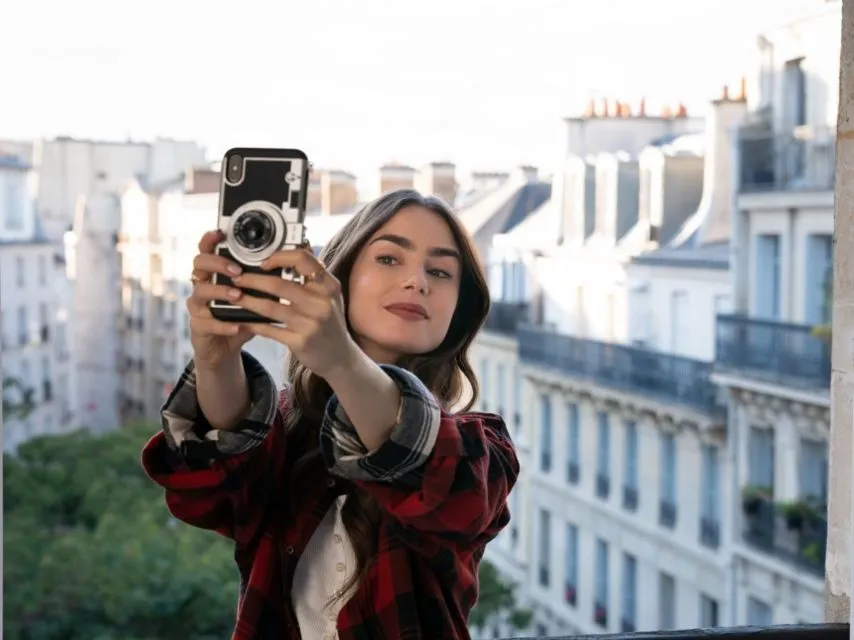 5 Hal yang Terjadi Seandainya Emily in Paris Berubah Jadi Emily in Jogja. Nggak Kalah Estetik lo~ 8
