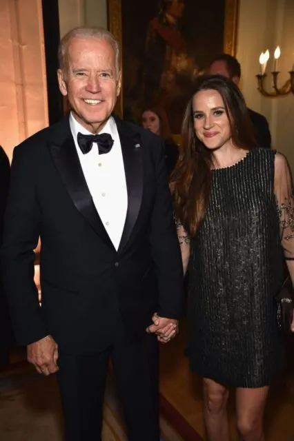 Kenalan Sama Ashley Biden, Putri Joe Biden yang Gayanya Super Sederhana tapi Memesona 9