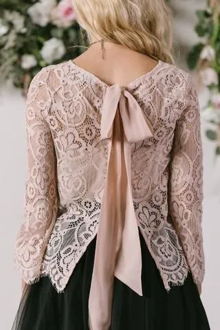 Khusus Buat Pecinta Gaya Feminin, Ini Pesona Kebaya Merah Muda yang Desainnya Elegan! 15