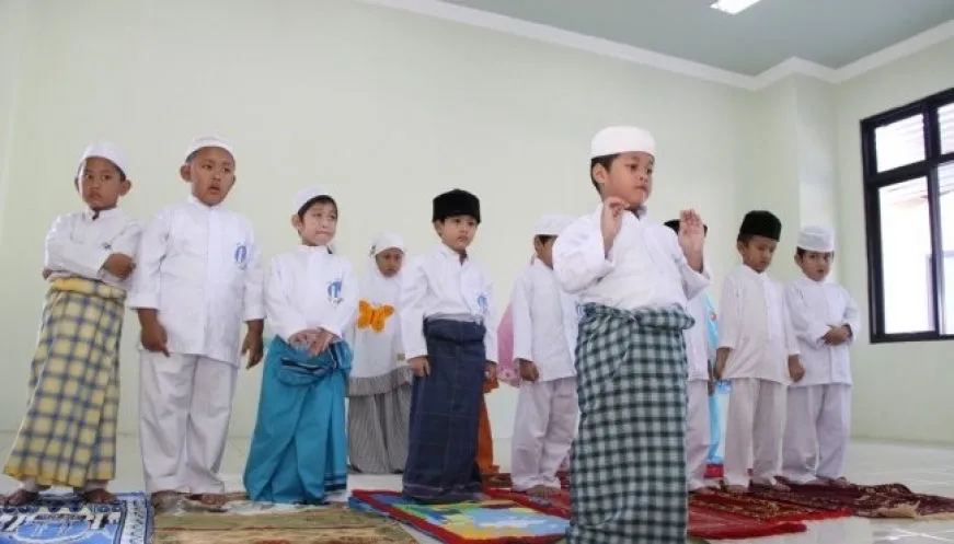Keisengan Bocah Saat Salat Bareng Temannya di Masjid. Dulu Kamu Begini juga, kan? 5