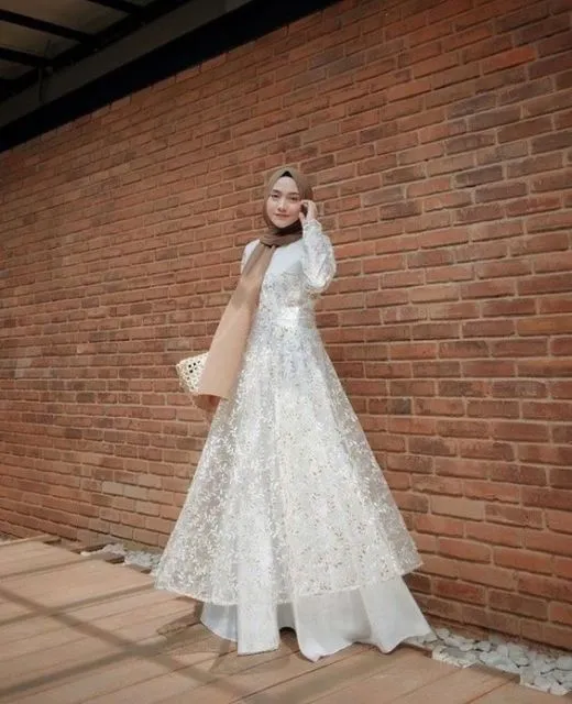 9 Dress Semi Kebaya yang Desainnya Cantik Semua. Buat Kondangan Sampai Nikahan, Bisa! 16