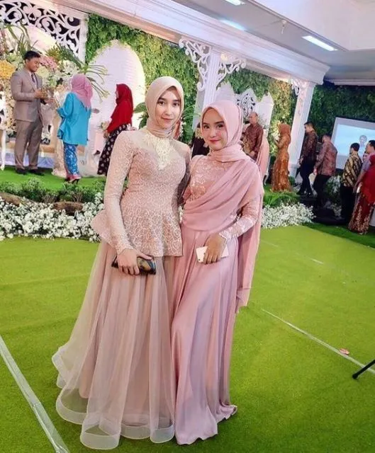 Khusus Buat Pecinta Gaya Feminin, Ini Pesona Kebaya Merah Muda yang Desainnya Elegan! 11
