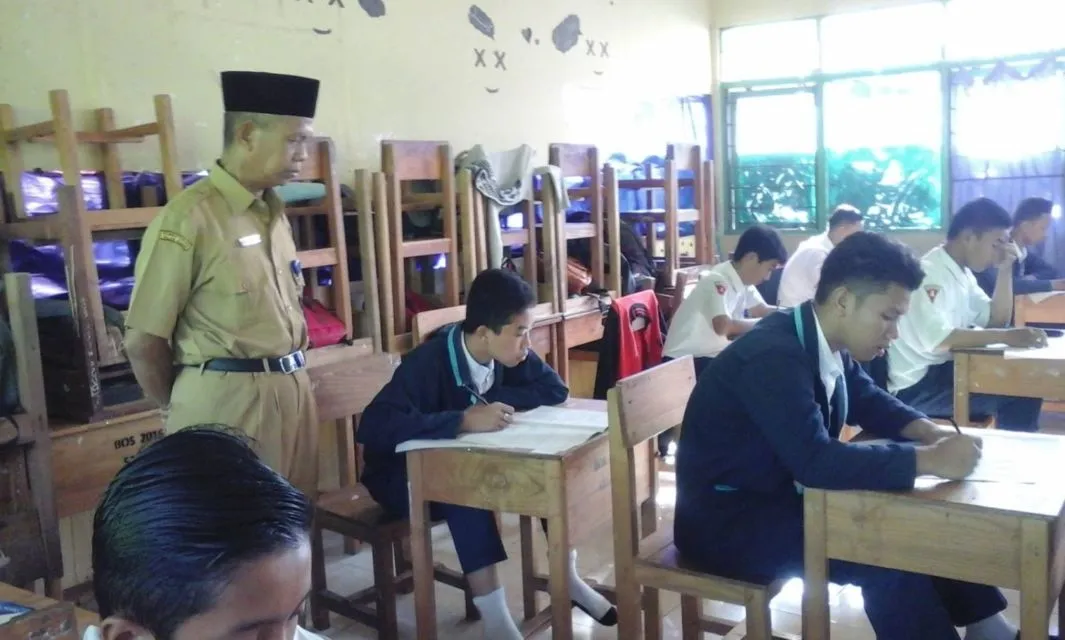 Deretan Tipe Guru Zaman Sekolah Saat Jadi Pengawas Ujian di Kelas. Mana yang Paling Serem? 7
