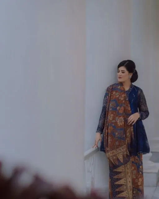 Inspirasi Model Kebaya yang Pernah Dipakai Kahiyang Ayu; Semuanya Simpel tapi Elegan! 11