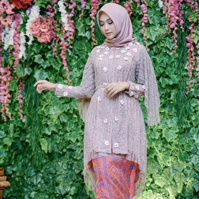 7 Ide Kebaya Lamaran Terbaru Nuansa Ungu Muda. Yang Suka Warna Pastel Lembut Gini, Cek nih! 13