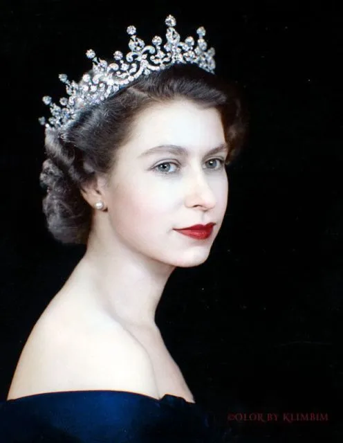 8 Bukti Kalau Ratu Elizabeth II Sudah Modis Sejak Dulu. Masih Cantik, Meski Sudah Bercucu! 11