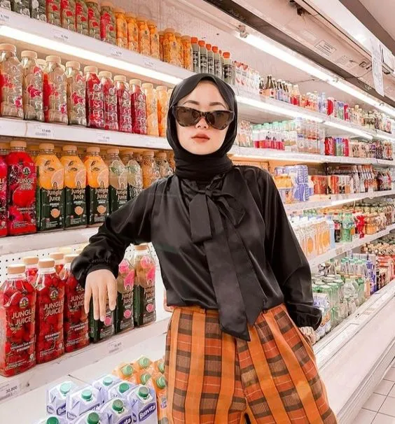 Tren Terbaru 'Groceries Look' Ala Para Hijaber. Tetap Tampil Kece Saat Berbelanja Bulanan! 16