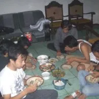 Bilang “Anggap Saja Rumah Sendiri” ke Teman itu Kesalahan. Ujungnya juga Bakal Nyusahin Kamu :(