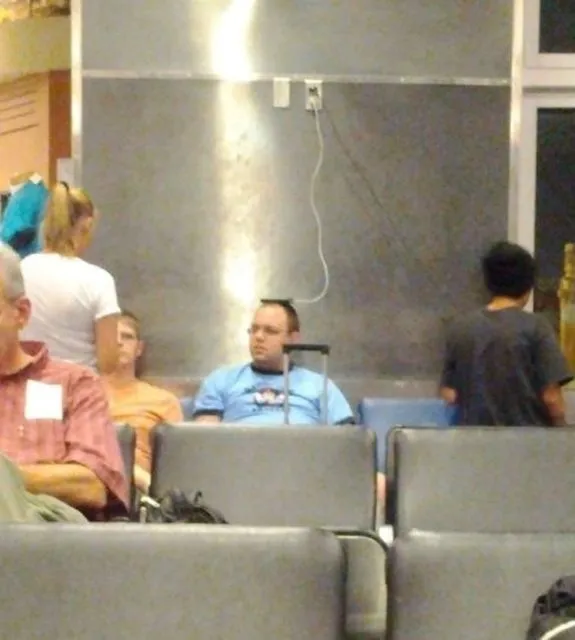 11 Kelakuan Kocak Orang-Orang di Bandara. Mereka ini Lagi Gabut Banget Apa Gimana sih? 22