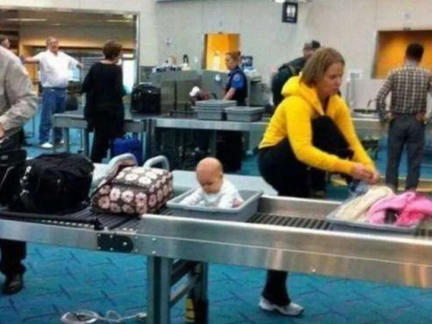 11 Kelakuan Kocak Orang-Orang di Bandara. Mereka ini Lagi Gabut Banget Apa Gimana sih? 16