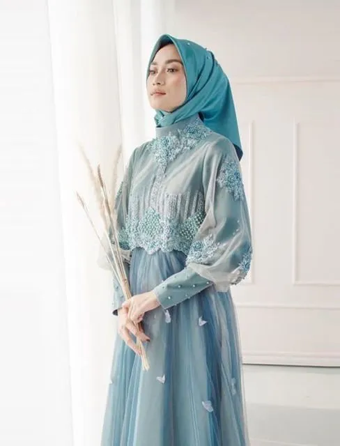 Nggak Terpikirkan Sebelumnya, Ini 9 Modifikasi Bagian Lengan Kebaya yang Unik tapi Elegan 10