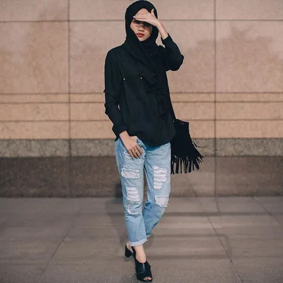 Paling Diminati Cewek Kekinian, Simak 8 Padu Padan Celana Jeans yang Nyentrik Berikut Ini! 15