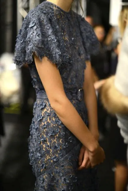 Dari 2019 Hingga Penghujung 2020, Ini 9 Desain Kebaya Biru Tua Paling Unik tapi Manis! 18