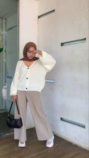 Biar Lebih Santun, Ini 5 Atasan yang Paling Pas Dipadukan dengan Kulot 8