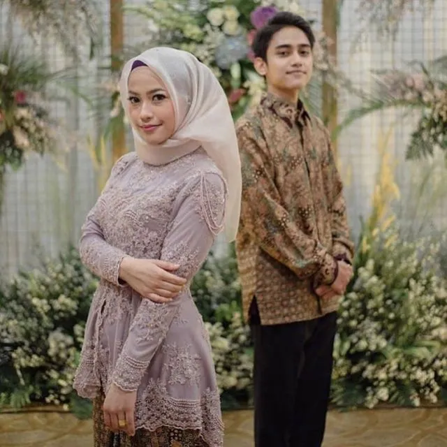 7 Ide Kebaya Lamaran Terbaru Nuansa Ungu Muda. Yang Suka Warna Pastel Lembut Gini, Cek nih! 14