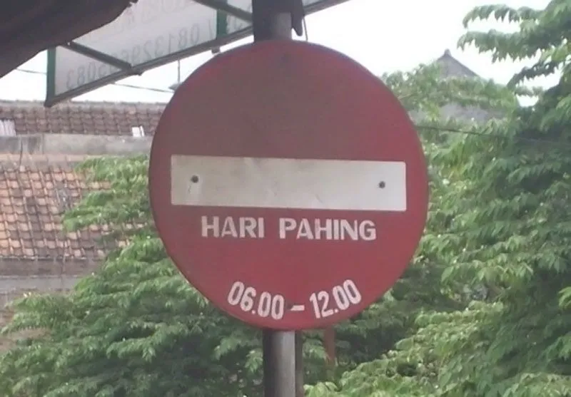11 Rambu Lalu Lintas yang Bikin Ngakak Sampai Lemas. Alih-Alih Ngerasa Aman, Malah Bikin Waswas! 21