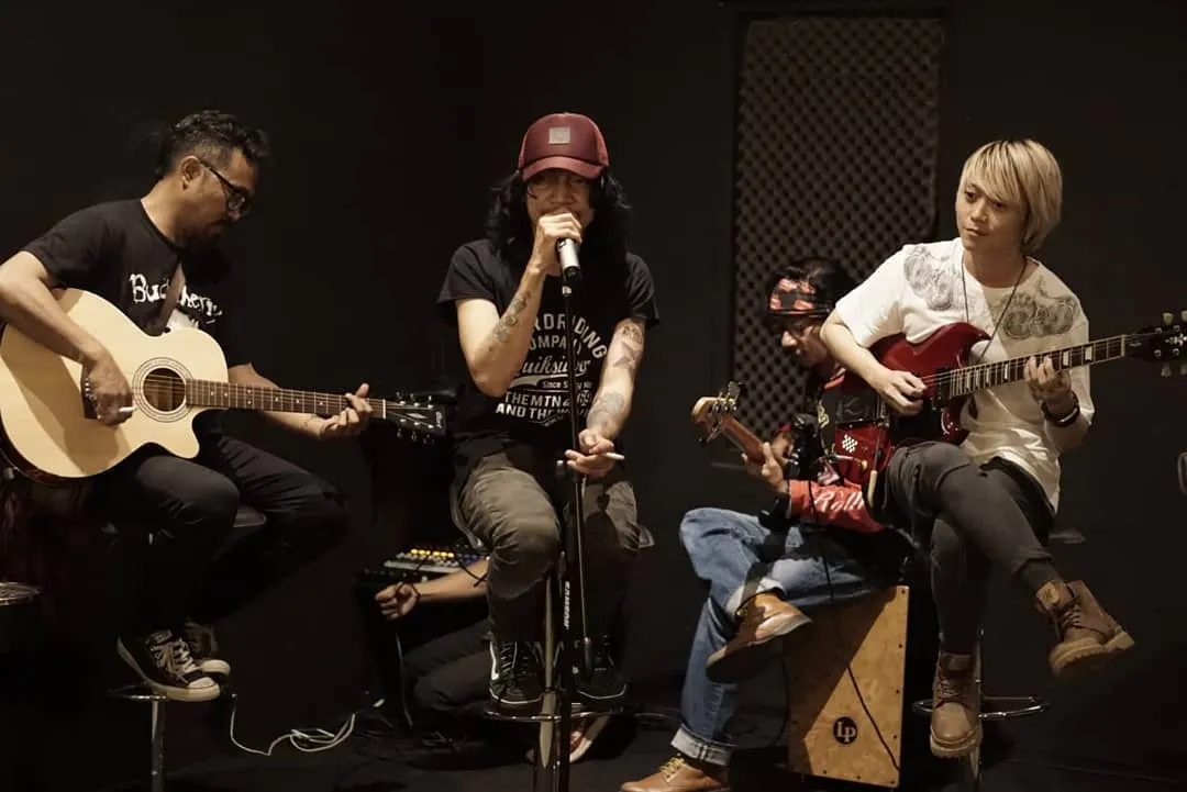10 Musisi Indonesia Berprestasi yang Mengisi Soundtrack Film dan Serial Luar Negeri. Keren Banget! 17