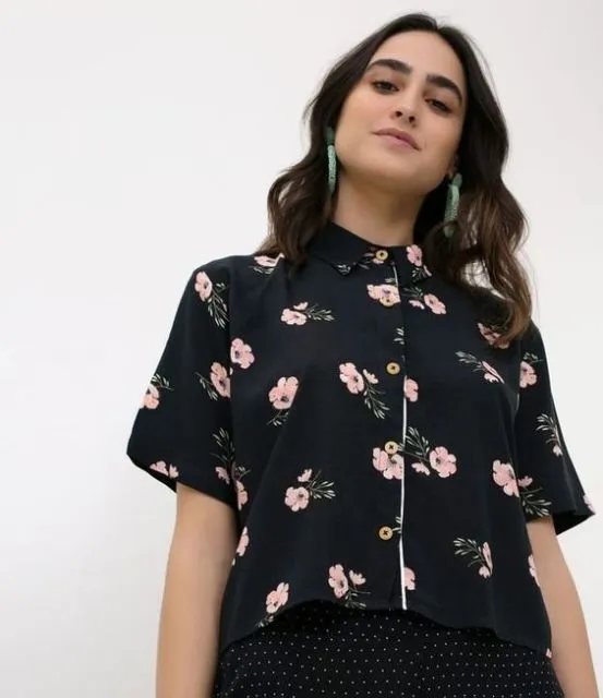 Manis Banget! 9 Motif Kemeja Lengan Pendek Ini Pas Banget Buat Menunjang Penampilan 14