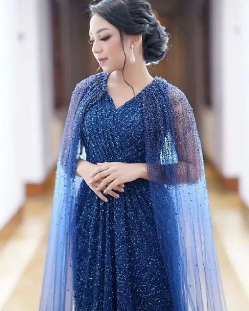 Nggak Terpikirkan Sebelumnya, Ini 9 Modifikasi Bagian Lengan Kebaya yang Unik tapi Elegan 15