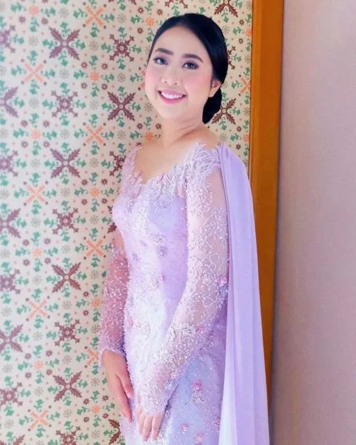 7 Ide Kebaya Lamaran Terbaru Nuansa Ungu Muda. Yang Suka Warna Pastel Lembut Gini, Cek nih! 12