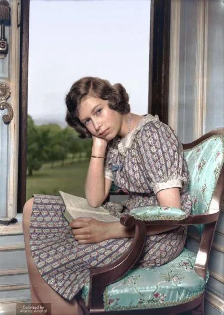 8 Bukti Kalau Ratu Elizabeth II Sudah Modis Sejak Dulu. Masih Cantik, Meski Sudah Bercucu! 10
